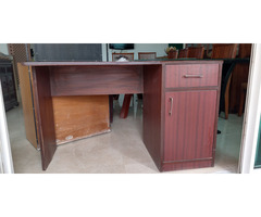 Wooden study table, mahogany veneer - Image 2/3