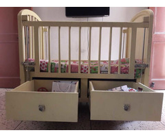 Solid wood baby cot - Image 1/10