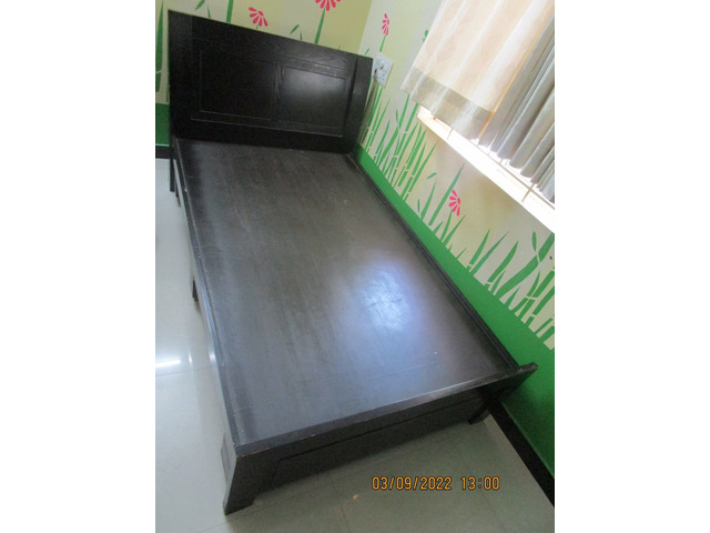 Single wooden cot - 1/2