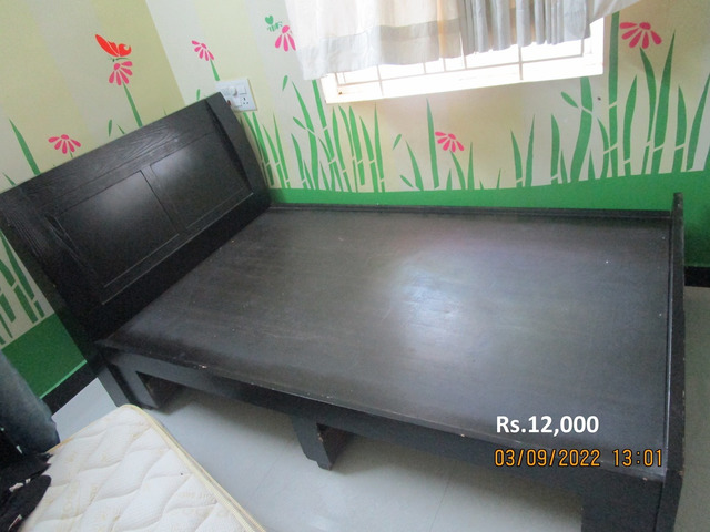 Single wooden cot - 2/2