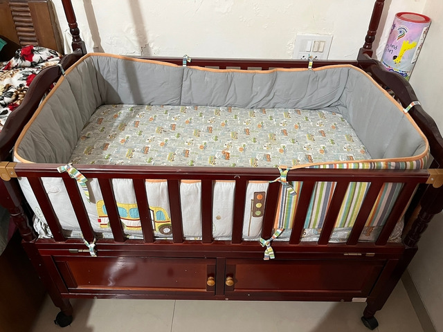 BabyHug cot with bedding and bumpers - 1/4