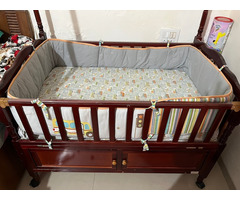 BabyHug cot with bedding and bumpers - Image 1/4