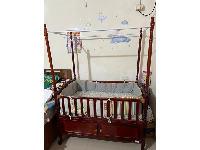 BabyHug cot with bedding and bumpers - 2/4