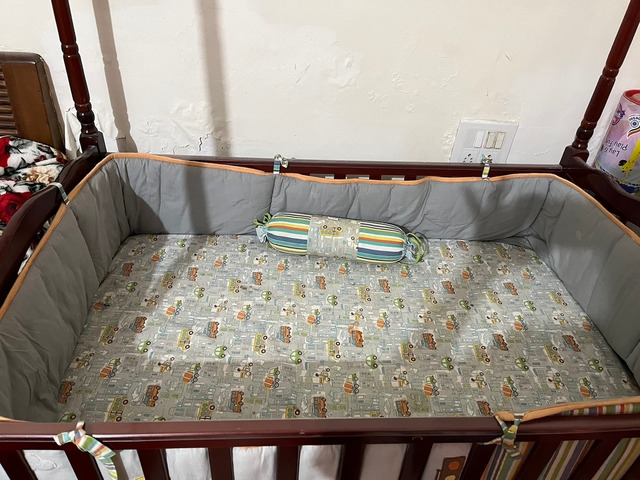BabyHug cot with bedding and bumpers - 4/4
