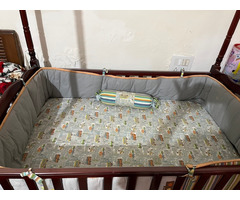 BabyHug cot with bedding and bumpers - Image 4/4
