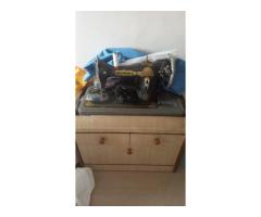 Sewing machine with storage box - Image 1/4