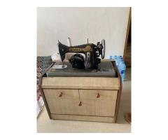 Sewing machine with storage box - Image 2/4