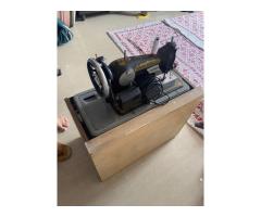 Sewing machine with storage box - Image 3/4