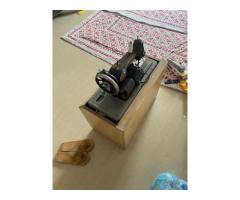 Sewing machine with storage box - Image 4/4