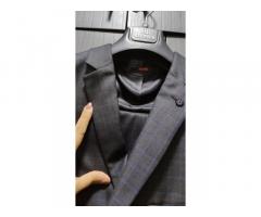 RAYMOND SUIT SIE 44 AS GOOD A S NEW