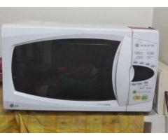 LG Microwave Oven (03 Years Old) - 28 Ltrs with Grill & Convection - Image 1/4